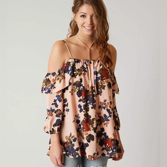 Gimmicks cold shoulder top - Picture 3 of 3